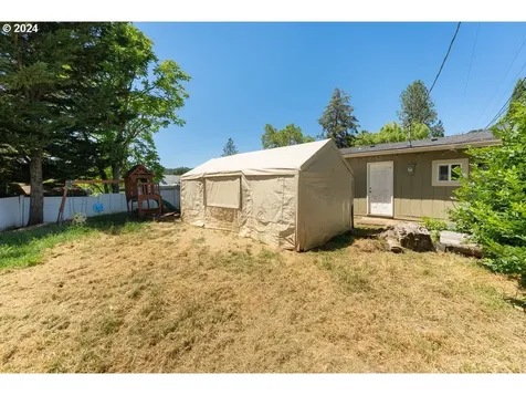 1063 Ne Knoll Avenue Roseburg OR 97470