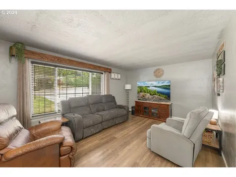 1063 Ne Knoll Avenue Roseburg OR 97470