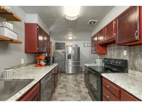 1063 Ne Knoll Avenue Roseburg OR 97470