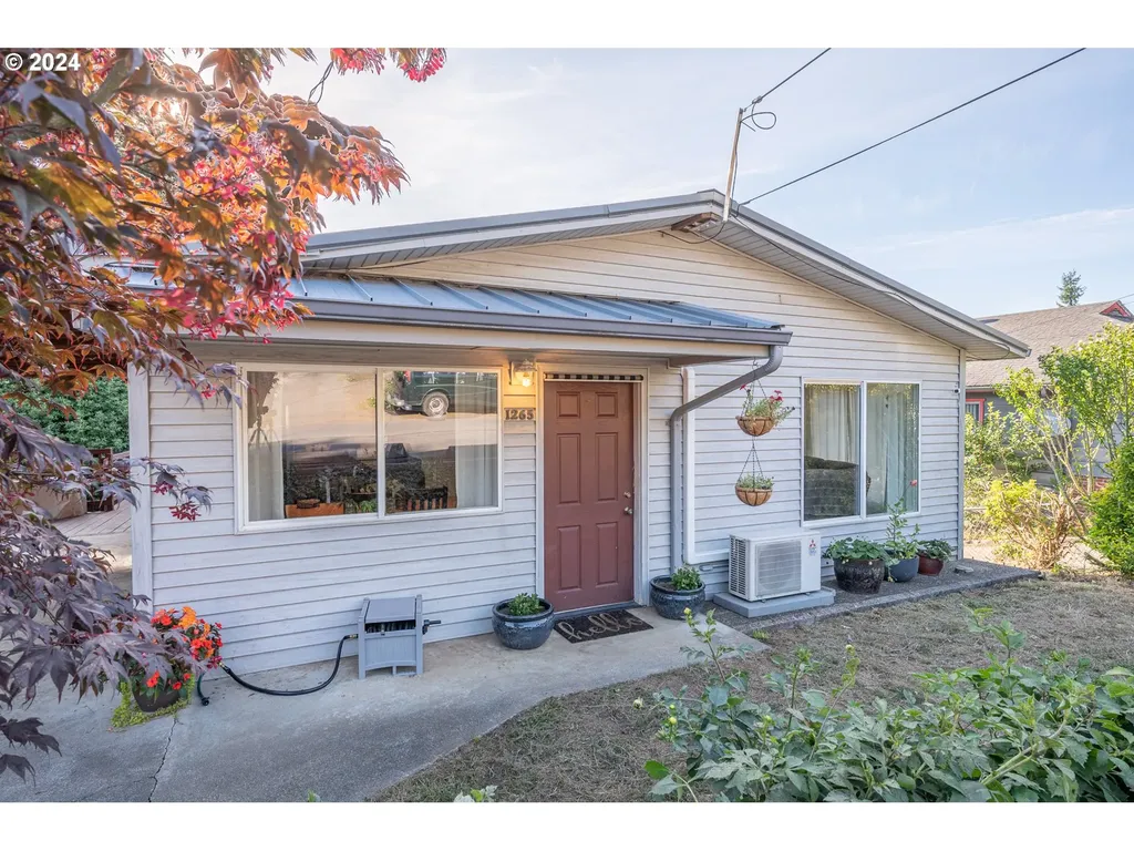 1265 N Henry Street Coquille OR 97423