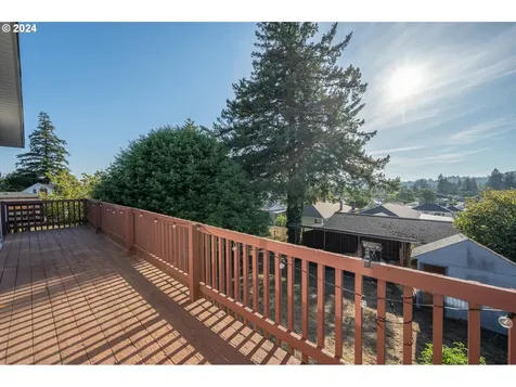 1265 N Henry Street Coquille OR 97423