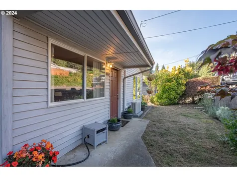 1265 N Henry Street Coquille OR 97423