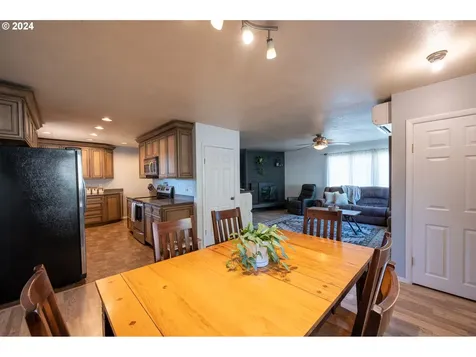 1265 N Henry Street Coquille OR 97423