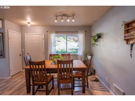 1265 N Henry Street Coquille OR 97423