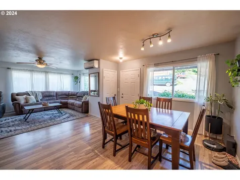 1265 N Henry Street Coquille OR 97423