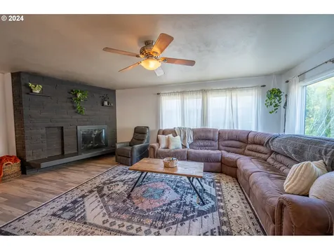 1265 N Henry Street Coquille OR 97423