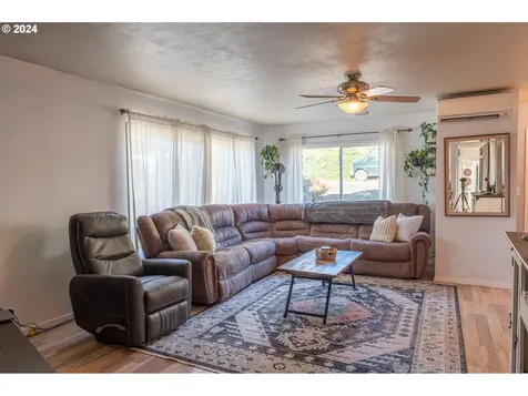 1265 N Henry Street Coquille OR 97423