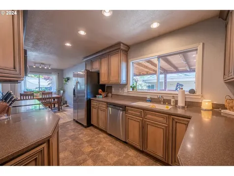 1265 N Henry Street Coquille OR 97423