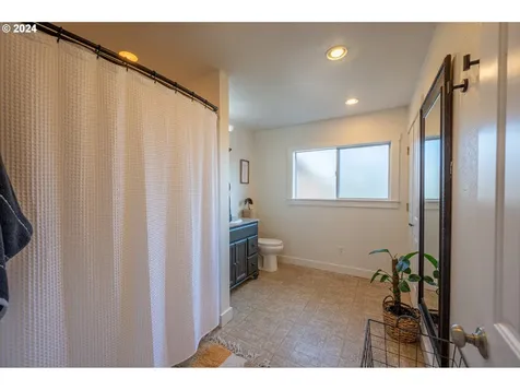1265 N Henry Street Coquille OR 97423