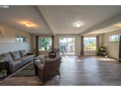 1265 N Henry Street Coquille OR 97423