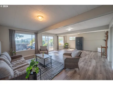 1265 N Henry Street Coquille OR 97423