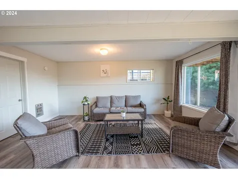 1265 N Henry Street Coquille OR 97423