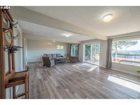 1265 N Henry Street Coquille OR 97423