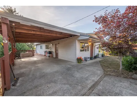1265 N Henry Street Coquille OR 97423