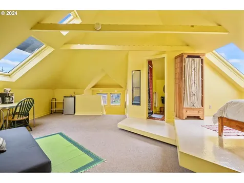 1424 SE Oak Street Portland OR 97214