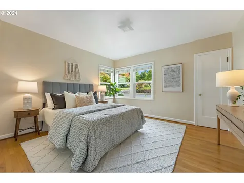 8017 Sw 10th Avenue Portland OR 97219