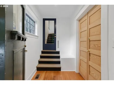 215 S Gibbs Street Portland OR 97239