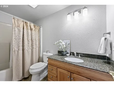 835 W 17th Avenue Junction City OR 97448