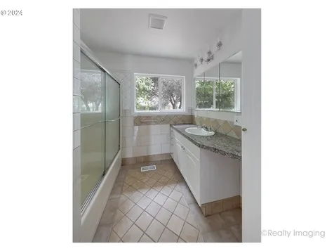 5817 Se Mitchell Street Portland OR 97206