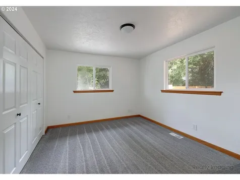5817 Se Mitchell Street Portland OR 97206