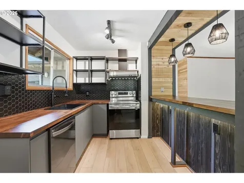 2832 NE Fremont Drive Portland OR 97220