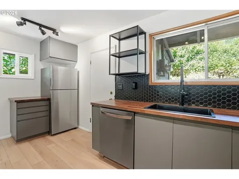 2832 NE Fremont Drive Portland OR 97220
