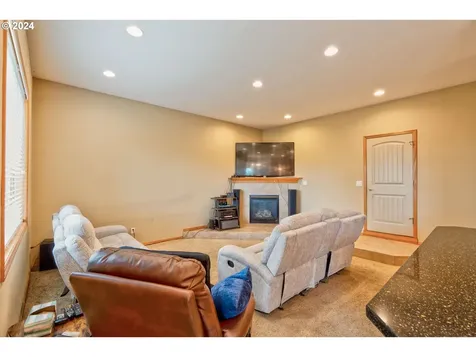 680 N R Street Washougal WA 98671
