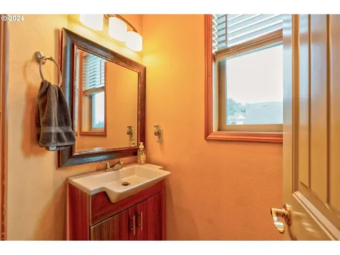 680 N R Street Washougal WA 98671