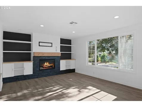 927 S R Street Cottage Grove OR 97424