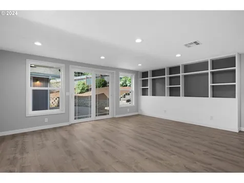 927 S R Street Cottage Grove OR 97424