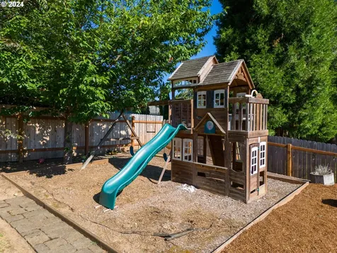 927 S R Street Cottage Grove OR 97424