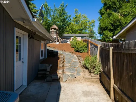 927 S R Street Cottage Grove OR 97424