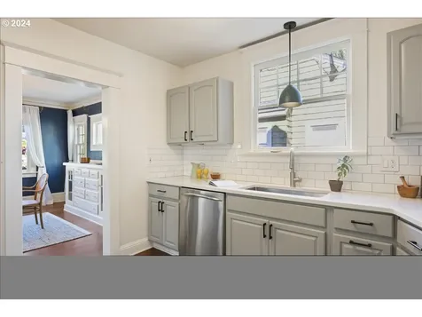 2924 Ne Schuyler Street Portland OR 97212