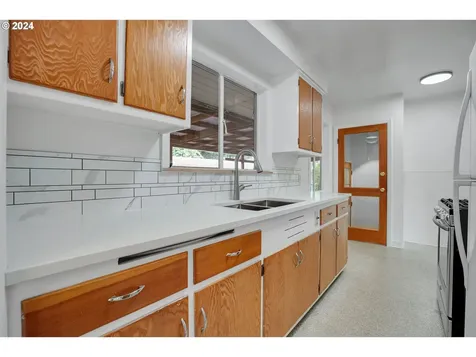 8925 Ne Schuyler Street Portland OR 97220