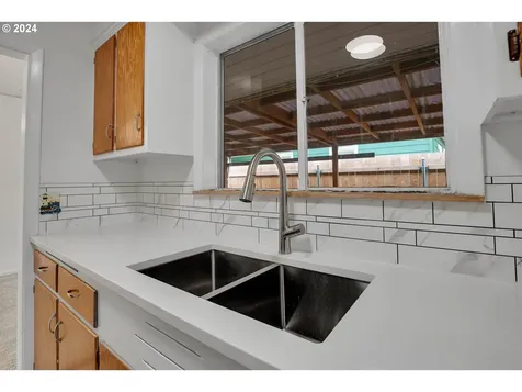 8925 Ne Schuyler Street Portland OR 97220