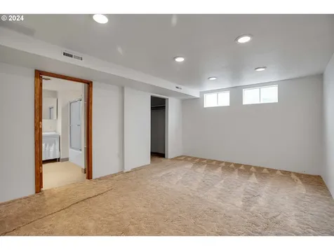 8925 Ne Schuyler Street Portland OR 97220