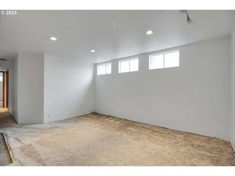 8925 Ne Schuyler Street Portland OR 97220