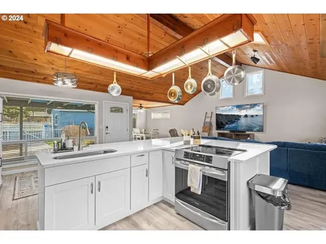1424 Rogue River Highway Gold Hill OR 97525