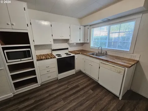 1413 W Myrtle Avenue Roseburg OR 97471