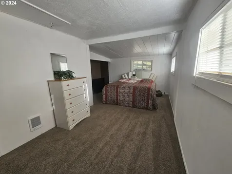 1413 W Myrtle Avenue Roseburg OR 97471