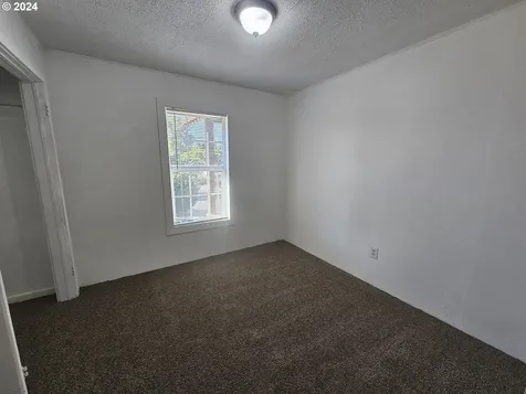 1413 W Myrtle Avenue Roseburg OR 97471
