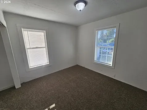 1413 W Myrtle Avenue Roseburg OR 97471