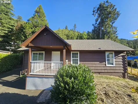 1413 W Myrtle Avenue Roseburg OR 97471