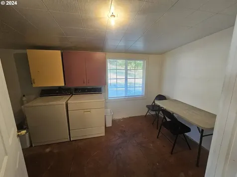 1413 W Myrtle Avenue Roseburg OR 97471