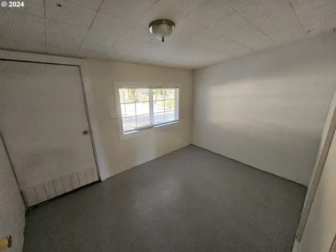 1413 W Myrtle Avenue Roseburg OR 97471