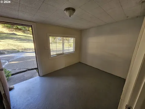 1413 W Myrtle Avenue Roseburg OR 97471