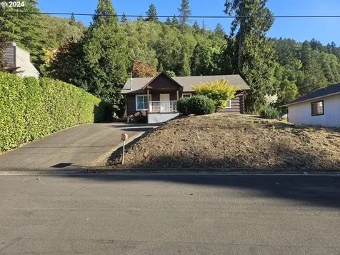 1413 W Myrtle Avenue Roseburg OR 97471