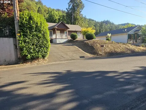 1413 W Myrtle Avenue Roseburg OR 97471