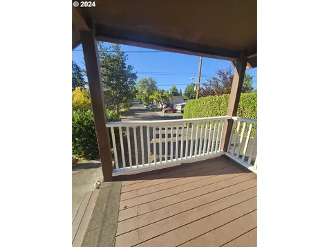 1413 W Myrtle Avenue Roseburg OR 97471