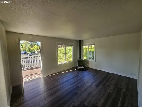 1413 W Myrtle Avenue Roseburg OR 97471